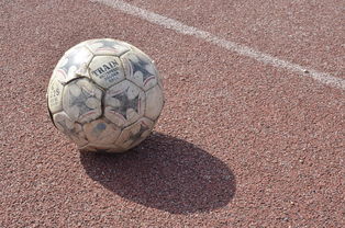 ac米兰官网-跨界合作：足球与科技、娱乐的结合新模式，足球跨球基本技术要领